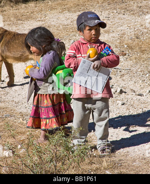 Kleinkinder erhalten Obst und Schulbedarf in der Tarahumara Dorf von San Alonso in Copper Canyon Stockfoto