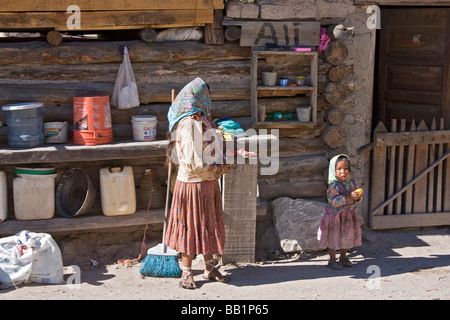 Junge Mutter mit ihrer kleinen Tochter stehen durch ihre Kabine nach Hause in die Tarahumara Dorf von San Alonso in Copper Canyon Stockfoto