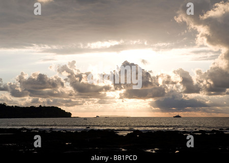 Sonnenuntergang über dem Meer und Strand in Bahia Drake auf der Halbinsel Osa in Puntarenas, Costa Rica. Stockfoto