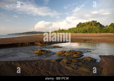 Sonnenuntergang über dem Meer und Strand in Bahia Drake auf der Halbinsel Osa in Puntarenas, Costa Rica. Stockfoto