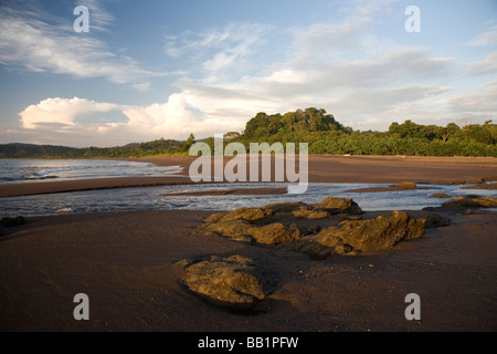 Sonnenuntergang über dem Meer und Strand in Bahia Drake auf der Halbinsel Osa in Puntarenas, Costa Rica. Stockfoto