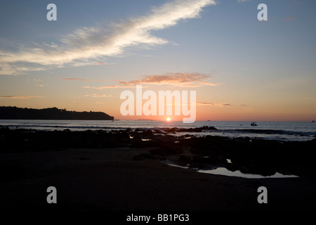 Sonnenuntergang über dem Meer und Strand in Bahia Drake auf der Halbinsel Osa in Puntarenas, Costa Rica. Stockfoto