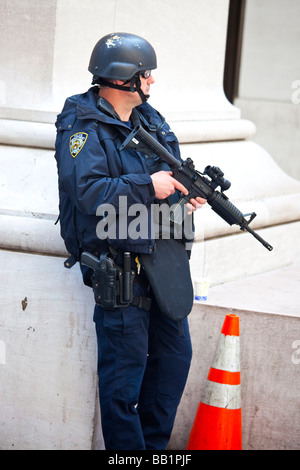 Schwer bewaffnet NYPD vor der New York Stock Exchange in Manhattan Stockfoto