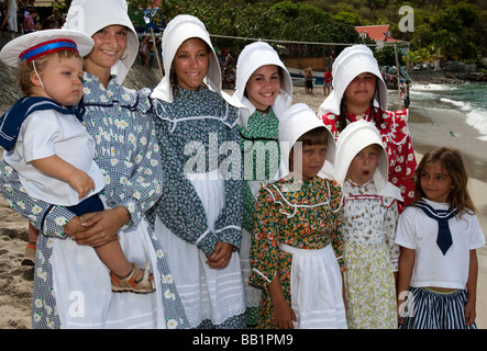 Junge Frauen und Mädchen in Tracht und Motorhauben Saint Louis Festival Corossol St. Barts Stockfoto