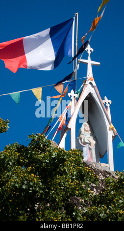 Französische Flagge und Girlanden schmücken Saint Louis Rock Saint Louis Festival Corossol St. Barts Stockfoto