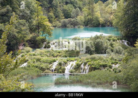 Reisen Kroatien; Das türkisfarbene Wasser des Kroatiens Plitvice Lakes National Park. Stockfoto