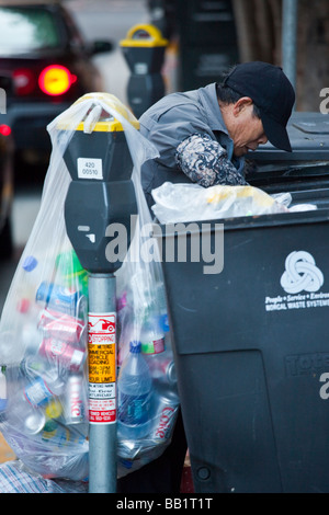 Menschen sammeln von Wertstoffen aus dem Müll in San Francisco, Kalifornien Stockfoto