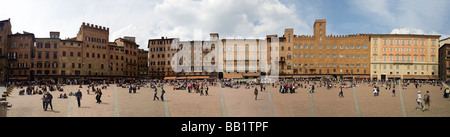 Panoramablick auf der "Piazza del Campo", in Siena (Italien). Vue Panoramique Sur 180° De La Piazza del Campo À erstreckt (Italie) Stockfoto