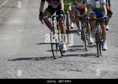 professionelle Radfahrer im Straßenrennen Straße in Stadt Stockfoto