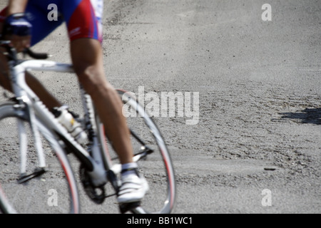 Profi-Radsportler im Straßenrennen Straße in Stadt Stockfoto