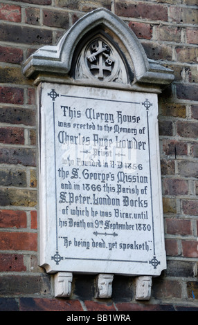 Steinerne Gedenktafel zur Erinnerung an Charles Fuge Lowder außerhalb St. Peter s London Docks Kirche in Wapping London Stockfoto