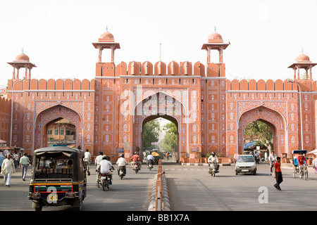 Indien Rajasthan Jaipur Downtown Chandpole Gate Eingang der rosa Stadt Stockfoto