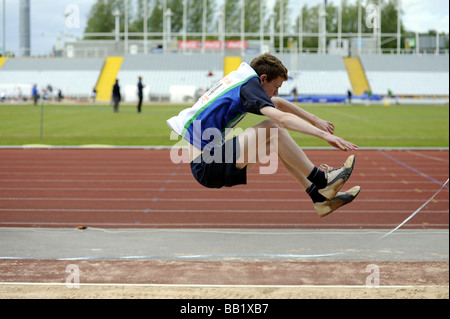 Junge Sportler im Wettbewerb im Weitsprung Stockfoto