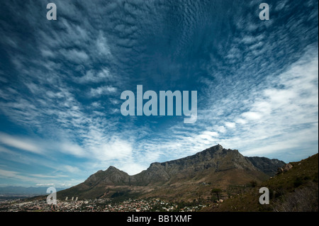 Seitenansicht des Tafelbergs mit Wolkenmuster, Cape Town, Western Cape Province, Südafrika Stockfoto
