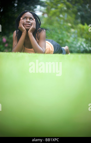 Frau, die Verlegung in Garten, träumen, Pietermaritzburg, Provinz KwaZulu-Natal, Südafrika Stockfoto