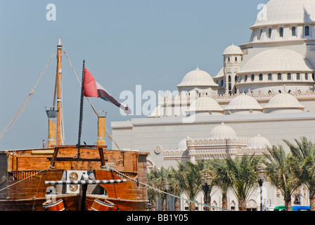 Buhaira Corniche Promenade zum Al Noor Mosque, Sharjah, Vereinigte Arabische Emirate Stockfoto