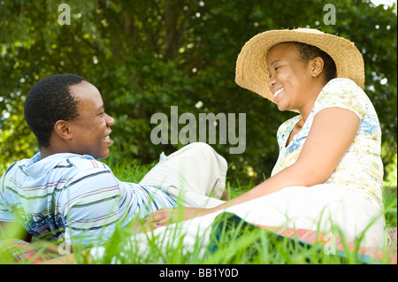 Mann und einer Frau genießen Sie ein Picknick in einem Park, Johannesburg, Provinz Gauteng, Südafrika Stockfoto