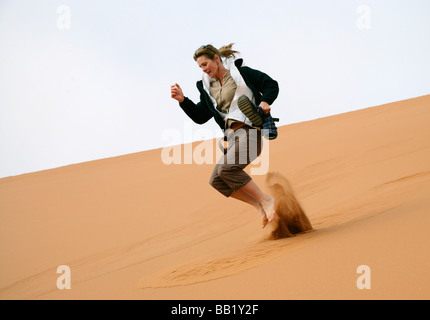 Frau Sand Ski fahren, Sosiesvlei, Namibia Stockfoto