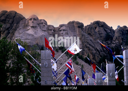 Berühmte Wahrzeichen der Mount Rushmore National Memorial der neue Park mit Flaggen Stockfoto