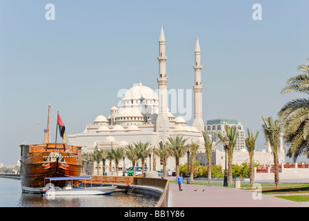 Buhaira Corniche Promenade zum Al Noor Mosque, Sharjah, Vereinigte Arabische Emirate Stockfoto