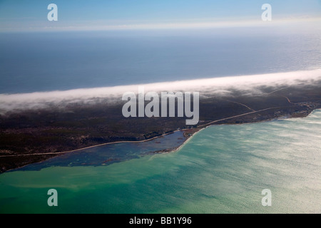 Luftaufnahme von Langebaan Lagune und Atlantikküste, Provinz Westkap, Südafrika. Stockfoto