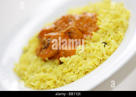 Authentische scharfe indische Style Chicken Tikka Masala mit gelber Reis Pilaw und keine Leute Stockfoto