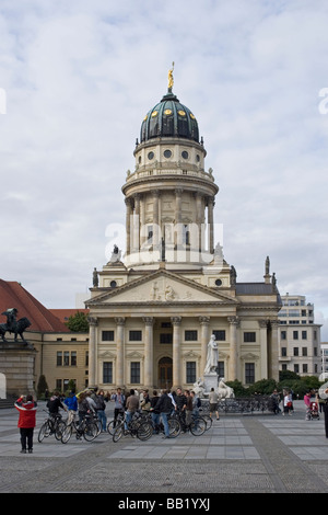 Touristen auf dem Fahrrad vor dem französischen Domplatz der Akademie Berlin Deutschland Stockfoto