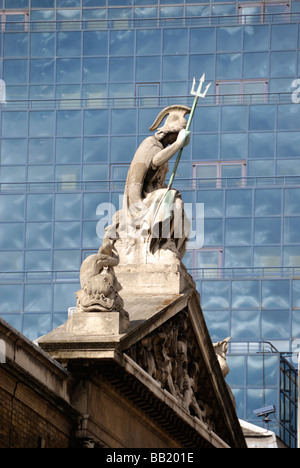 Statue von Britannia über dem alten Billingsgate Markt gesehen Agianst modernes Bürogebäude unteren Themse St London Stockfoto