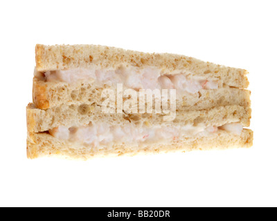 Frische, gesunde Prawn Mayonnaise Sandwich auf Schwarzbrot mit keine Menschen isoliert gegen einen weißen Hintergrund mit einen Freistellungspfad Stockfoto