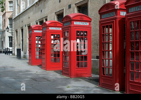 Eine Reihe von traditionellen rote Telefonzellen auf einer Londoner Straße Stockfoto