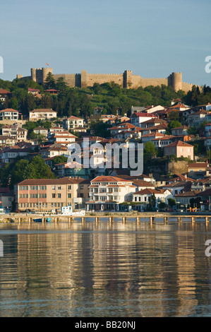 Mazedonien, Ohrid. Morgendliche Blick der alten Stadt und Auto Samoil Schloss Stockfoto