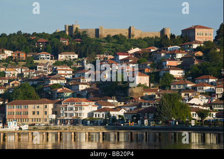 Mazedonien, Ohrid. Morgendliche Blick der alten Stadt und Auto Samoil Schloss Stockfoto