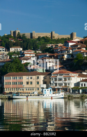 Mazedonien, Ohrid. Morgendliche Blick der alten Stadt und Auto Samoil Schloss Stockfoto