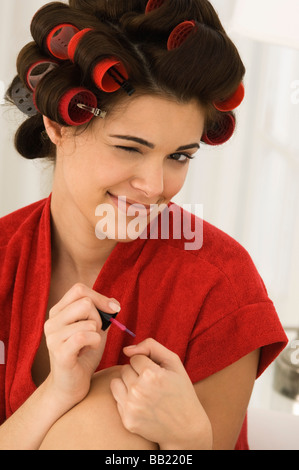 Nahaufnahme einer Frau Fingernägel Lackieren Stockfoto