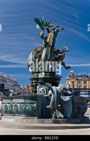 Der Drachen-Brunnen auf dem Rathausplatz in Kopenhagen Stockfoto