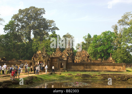 Kambodscha. Siem Reap. Bantay Srei Tempel. Touristen besuchen die Ruinen. Stockfoto