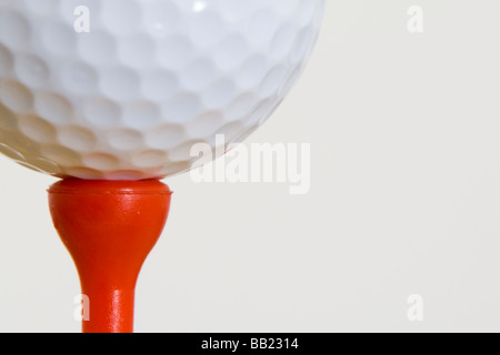 Nahaufnahme des Golfballs auf einem roten t-Shirt Stockfoto