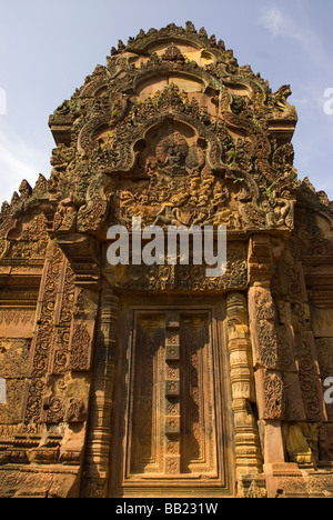 Kambodscha. Siem Reap. Bantay Srei Tempel. Esquisitely geschnitzte Türsturz und Tür. Stockfoto