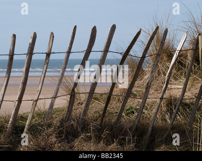 Alten hölzernen Zaun, Zäune aus den Dünen vom Strand entfernt Stockfoto