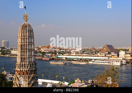 Blick von der wichtigsten Prang des Wat Arun über den Chao Phraya-Fluss in Richtung Grand Palace in der Ferne, Bangkok, Thailand Stockfoto