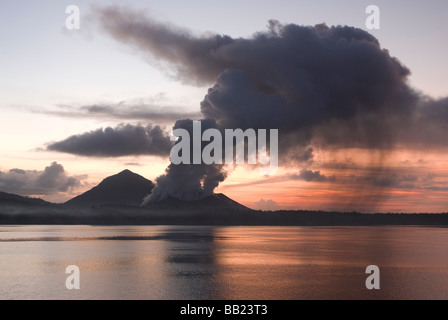 Papua Neuguinea, neue Britian Insel, Hafen von Rabaul. Rauch und Asche werden ständig von dieser Vulkan in der Nähe von Rabaul Hafen abgegeben. Stockfoto