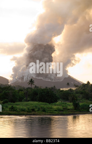 Papua Neuguinea, neue Britian Insel, Hafen von Rabaul. Rauch und Asche werden ständig von dieser Vulkan in der Nähe von Rabaul Hafen abgegeben. Stockfoto