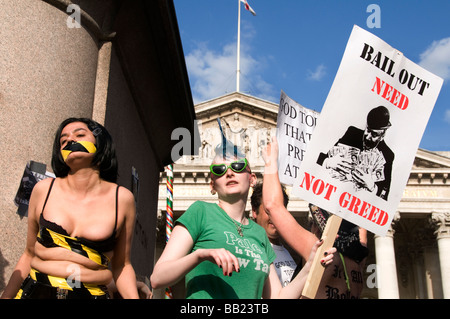 Raum-Hijacker MayDay Protest bei der Bank gegen Polizeigewalt Demonstranten verkleidet als Räuber und Gendarm und friedlich feierten Stockfoto