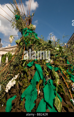 Raum-Hijacker MayDay Protest bei der Bank gegen Polizeigewalt. Jack in den grünen oder der grüne Mann tanzt um Ende des Winters zu markieren Stockfoto