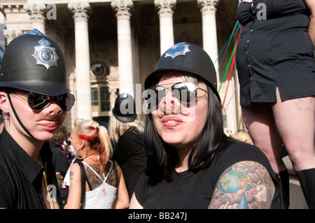 Raum-Hijacker MayDay Protest bei der Bank gegen Polizeigewalt Demonstranten verkleidet als Räuber und Gendarm und friedlich feierten Stockfoto