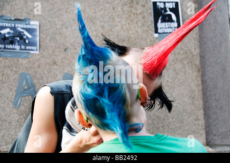 Londoner Platz Entführer MayDay Protest bei der Bank gegen Polizeigewalt. Kunststudenten und Demonstranten zu küssen. Stockfoto