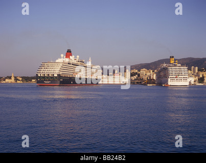 Cunard Line Kreuzfahrtschiff 'Queen Victoria' Vorbereitung "seitwärts auf Liegeplatz im Hafen von Palma De Mallorca zu mischen" Stockfoto