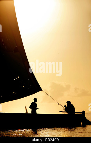 Dhau bei Sonnenuntergang im Indischen Ozean vor Vilanculos in Mosambik Stockfoto