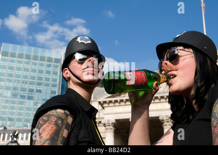 Raum-Hijacker MayDay Protest bei der Bank gegen Polizeigewalt Demonstranten verkleidet als Räuber und Gendarm und friedlich feierten Stockfoto