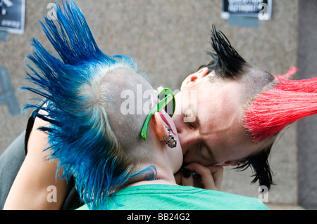 Londoner Platz Entführer MayDay Protest bei der Bank gegen Polizeigewalt. Kunststudenten und Demonstranten zu küssen. Stockfoto